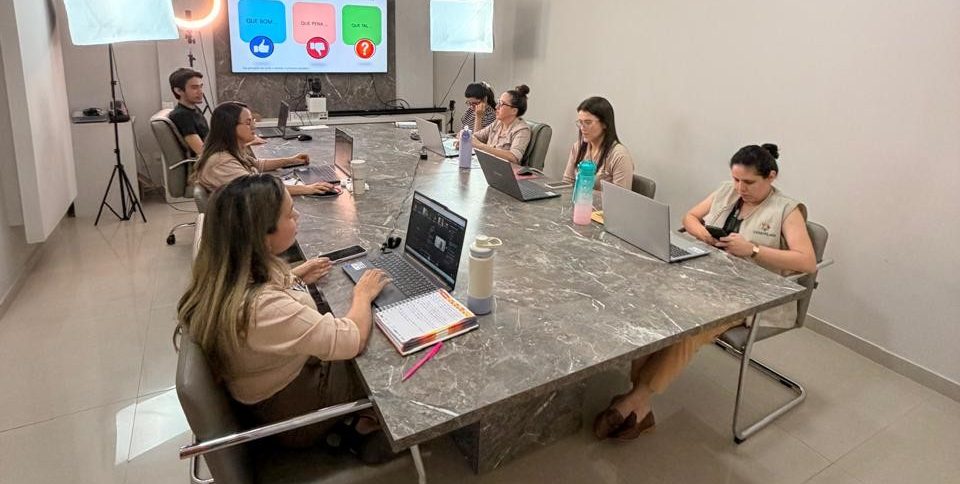 Comissão organizadora na sala de controle e transmissão da web conferência sobre telemedicina no interior do Estado.